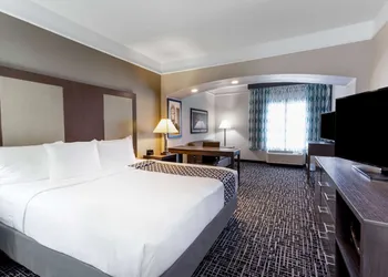 La Quinta Inn & Suites by Wyndham Seguin hotel thumbnail 5