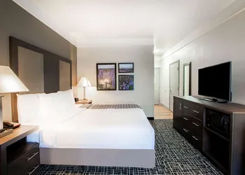 La Quinta Inn & Suites by Wyndham Seguin hotel thumbnail 6