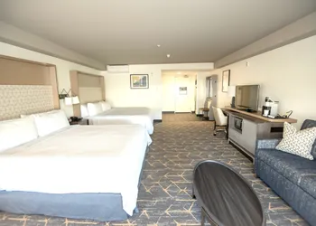 Holiday Inn & Suites Oakland Airport by IHG hotel thumbnail 6