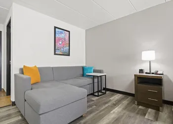 La Quinta Inn & Suites by Wyndham Sturbridge hotel thumbnail 8