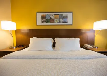 Fairfield Inn & Suites by Marriott Burlington hotel thumbnail 5