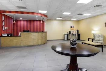 Quality Inn & Suites Charleston - Civic Center hotel thumbnail 4