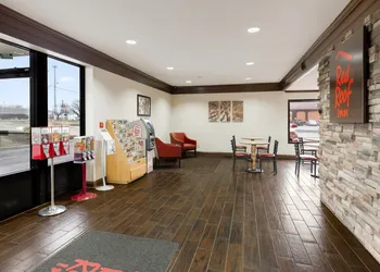 Red Roof Inn Fort Wayne hotel thumbnail 2