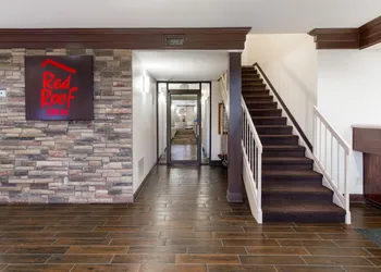 Red Roof Inn Fort Wayne hotel thumbnail 5
