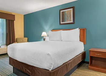 Best Western Plus Traverse City hotel thumbnail 7