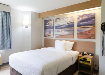 Days Inn by Wyndham Flint/Bishop International Airport hotel thumbnail 8
