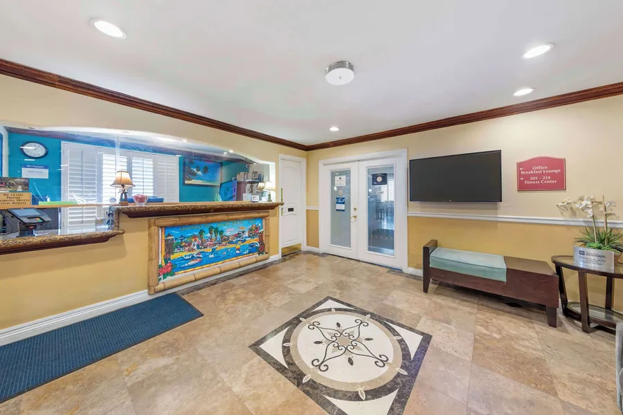 Best Western Harbour Inn & Suites Huntington - Sunset Beach hotel detail image 2