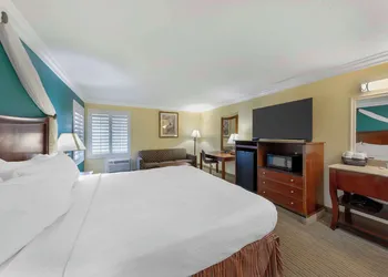 Best Western Harbour Inn & Suites Huntington - Sunset Beach hotel thumbnail 8