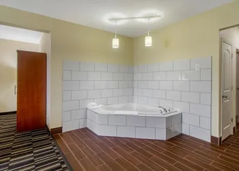 Comfort Suites Danville hotel thumbnail 4