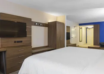 Holiday Inn Express & Suites North Bay by IHG hotel thumbnail 6