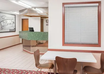 Super 8 by Wyndham Shipshewana hotel thumbnail 2