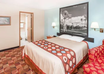 Super 8 by Wyndham Shipshewana hotel thumbnail 7
