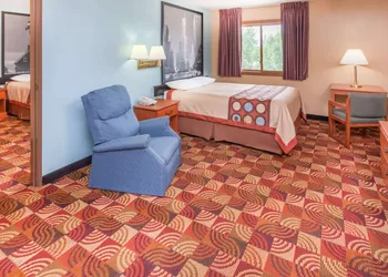 Super 8 by Wyndham Shipshewana hotel thumbnail 8