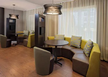 Courtyard by Marriott Long Island MacArthur Airport hotel thumbnail 2
