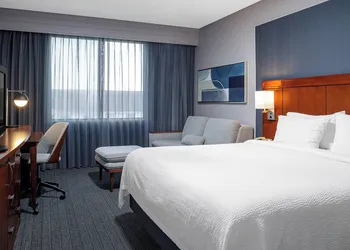 Courtyard by Marriott Long Island MacArthur Airport hotel thumbnail 6