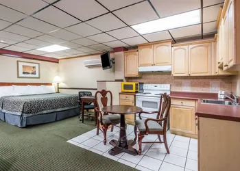 Days Inn by Wyndham Pittsburgh hotel thumbnail 6