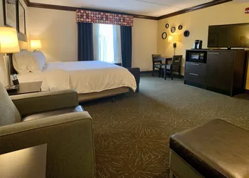 Holiday Inn Express & Suites Charleston - Northwoods by IHG hotel thumbnail 7
