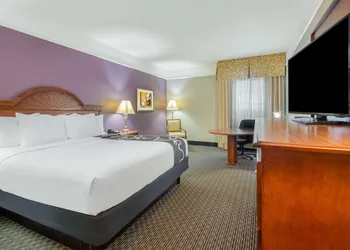 La Quinta Inn & Suites by Wyndham Gainesville hotel thumbnail 6
