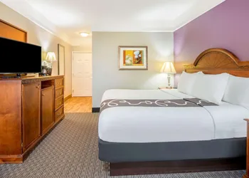 La Quinta Inn & Suites by Wyndham Gainesville hotel thumbnail 7