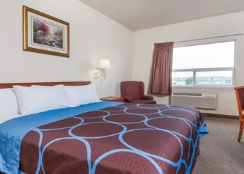 Super 8 by Wyndham Edmonton/West hotel thumbnail 3