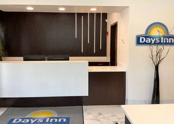 Days Inn by Wyndham Arlington hotel thumbnail 3
