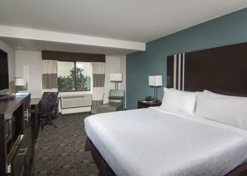 Holiday Inn Express & Suites Carlsbad Beach by IHG hotel thumbnail 2