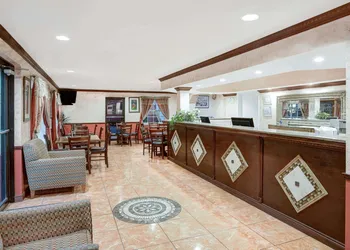 Howard Johnson by Wyndham Ft. Myers FL hotel thumbnail 2