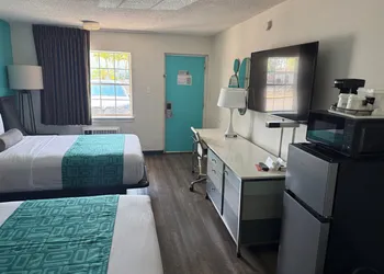 Howard Johnson by Wyndham Ft. Myers FL hotel thumbnail 4