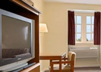 Super 8 by Wyndham New Orleans hotel thumbnail 6