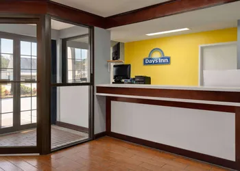 Days Inn by Wyndham Dillon hotel thumbnail 2