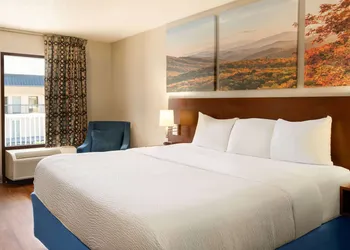 Days Inn by Wyndham Dillon hotel thumbnail 6