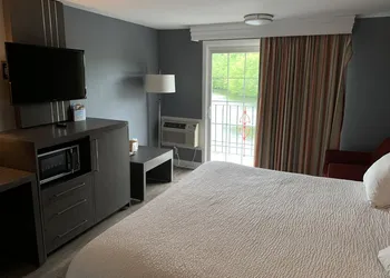 Super 8 by Wyndham Sturbridge hotel thumbnail 6