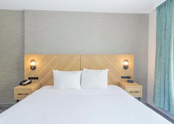 Sandman Signature Surrey-Guildford Suites hotel thumbnail 5