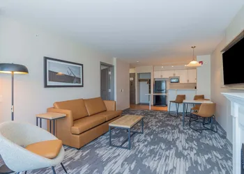Sandman Signature Surrey-Guildford Suites hotel thumbnail 7