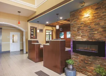 La Quinta Inn & Suites by Wyndham Elizabethtown hotel thumbnail 2