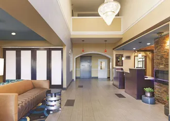 La Quinta Inn & Suites by Wyndham Elizabethtown hotel thumbnail 3
