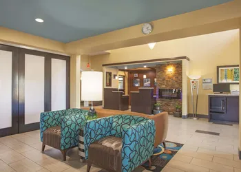 La Quinta Inn & Suites by Wyndham Elizabethtown hotel thumbnail 4
