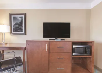 La Quinta Inn & Suites by Wyndham Elizabethtown hotel thumbnail 5