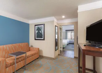 La Quinta Inn & Suites by Wyndham Elizabethtown hotel thumbnail 7