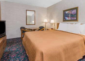 Knights Inn Dayton at Poe Ave hotel thumbnail 6
