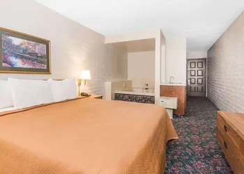Knights Inn Dayton at Poe Ave hotel thumbnail 8