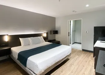 Studio 6 Suites – Stockton, CA – Waterfront hotel thumbnail 3
