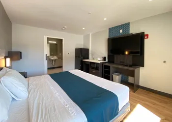 Studio 6 Suites – Stockton, CA – Waterfront hotel thumbnail 4