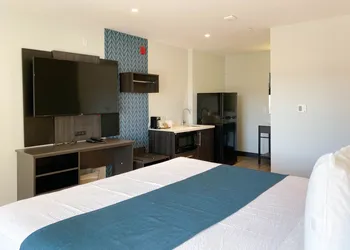 Studio 6 Suites – Stockton, CA – Waterfront hotel thumbnail 6