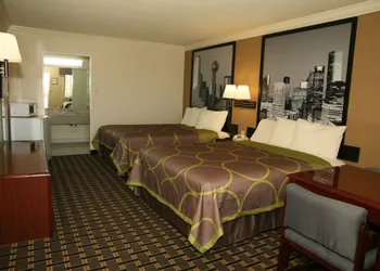 Super 8 by Wyndham Tyler TX hotel thumbnail 2
