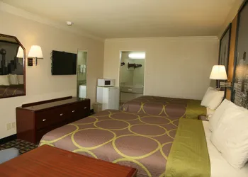 Super 8 by Wyndham Tyler TX hotel thumbnail 3