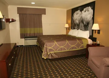 Super 8 by Wyndham Tyler TX hotel thumbnail 5