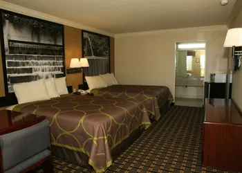 Super 8 by Wyndham Tyler TX hotel thumbnail 6