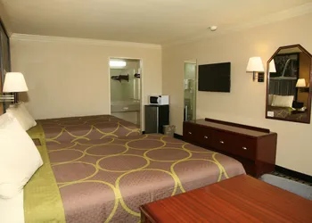 Super 8 by Wyndham Tyler TX hotel thumbnail 7
