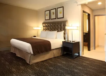 DoubleTree by Hilton Claremont hotel thumbnail 5